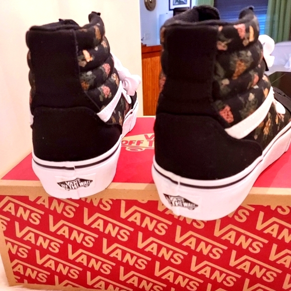 VANS: Hightop Garden Floral Sneaker. NWB. - Picture 4 of 9